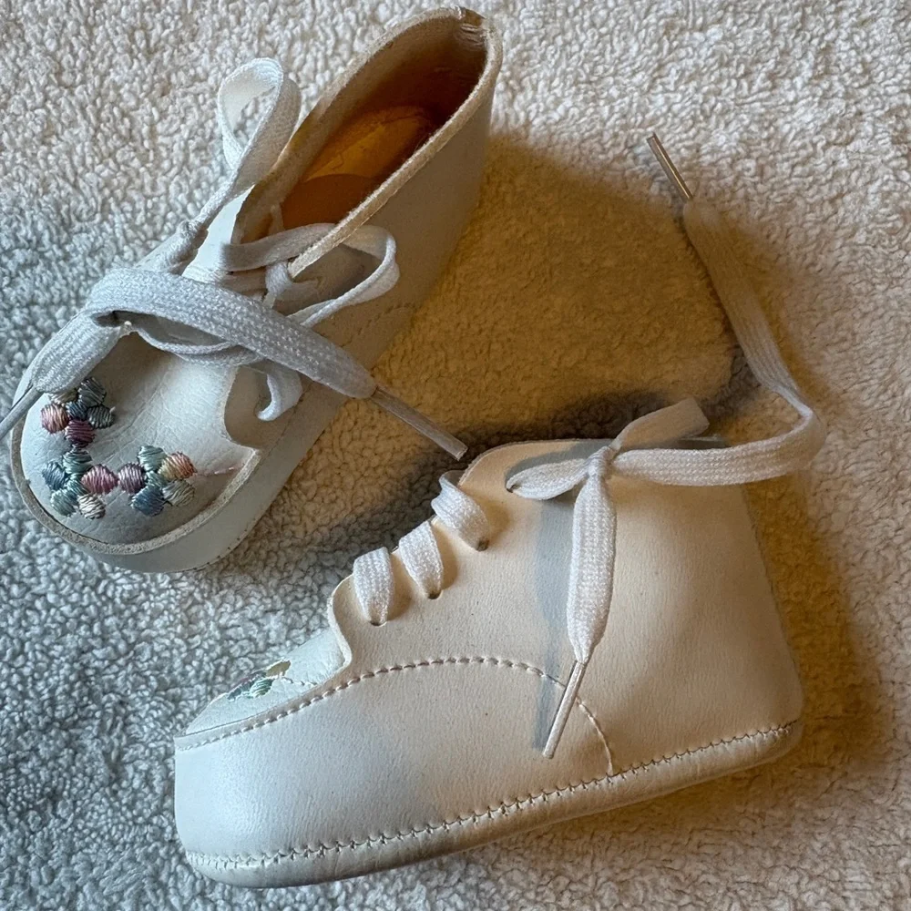 Vintage Newborn/Infant Embroidered Shoe, Soft White W Floral Embroidery